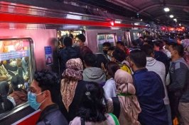 Stasiun Sudirman Overload, Kok Bisa?