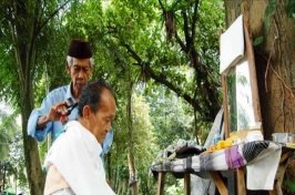 Tantangan Ekonomi, Tukang Cukur Tradisional Harus Berinovasi