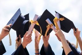 Ketika Tamat TK dengan Berpakaian Wisuda