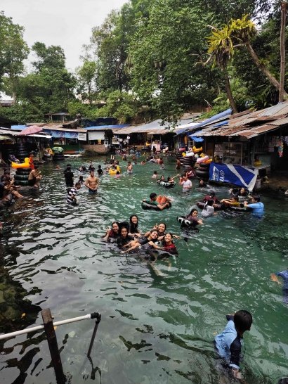Hari Libur, Hati Gembira: Kebersamaan Mahasiswa STT Ekumene Medan Berenang di Siantar
