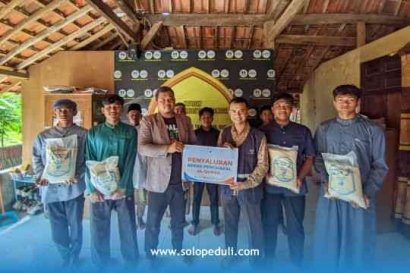 SOLOPEDULI Salurkan Sedekah Beras untuk Santri Yatim dan Dhuafa Penghafal Al-Quran di Ponpes Ubay bin Ka'ab Boyolali