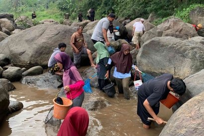 Dari Kampus Ke Sungai : TIM MBKM UNS Ajak Warga Lestarikan Memet Ikan di Desa Tegalsari