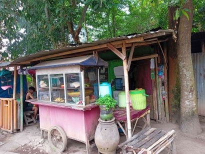 Kelezatan Tersembunyi di Balik Kampus UMY : Kisah Budhe, Penjual Lotek yang Setia Menemani Mahasiswa