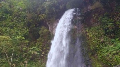 Menapaki Curug Cibeureum Cianjur, Keindahan Alam yang Cocok untuk Healing Keluarga