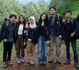 Ilustrasi mahasiswa melaksanakan KKN (Sumber: Instagram @tisssabiani)