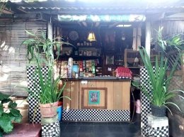 Tampak depan Kedai Bali, tepi Kali Pepe, Solo (Dokumentasi Pribadi)