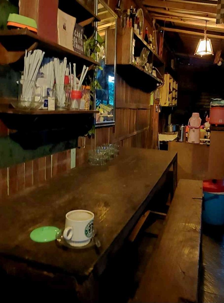 Menjelang senja di Kedai Bali di bantaran Kali Pepe, Solo (Dokumentasi Pribadi)