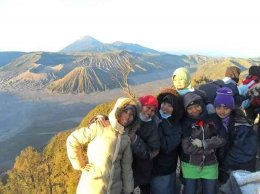 Jalan-jalan ke Bromo dengan teman satu peogram di Elfast dan satu camp di Logico. Sumber foto: dokpri