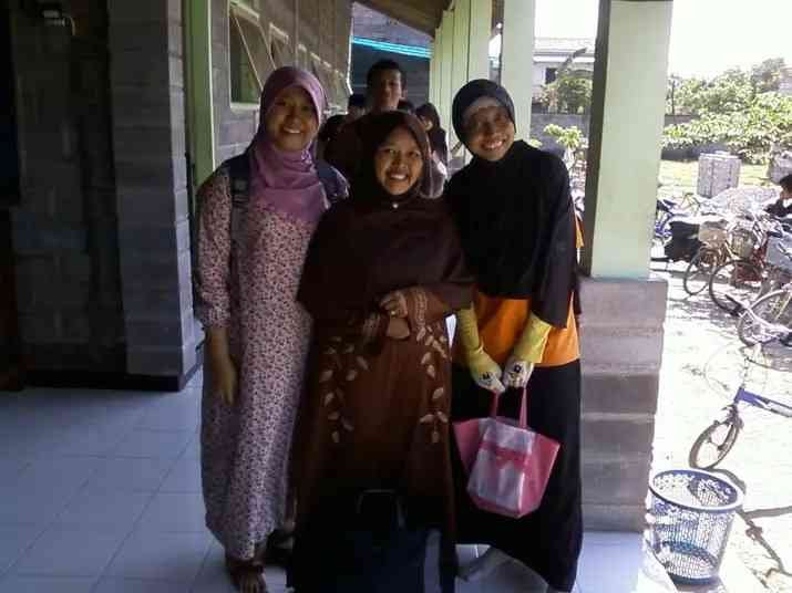 Bersama Ms Dina and Ms Indah my best teachers di Daffodils. Sumber foto: dokpri