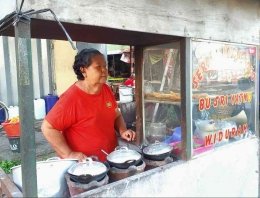 Bu Sri Yatno sedang membakar serabi dengan api anglo (Dokumentasi Pribadi)