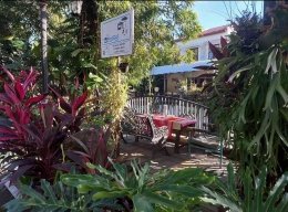 Ruang terbuka di trotoar untuk pengunjung Kedai Bali (Dokumentasi Pribadi)