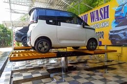 Mencuci mobil listrik (foto: widikurniawan)