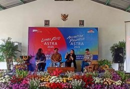 Anjani (tengah, sedang &nbsp;berbicara) bersama narsum kegiatan kunjungan Astra di DSA Bumiaji (sumber foto: Arai Amelya)