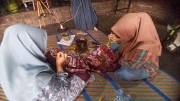 Proses canting di Batik Bantengn Anjani (sumber foto: Arai Amelya)