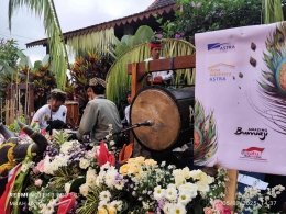 Bunga hasil budidaya petani bunga Bumiaji sebagai hiasan panggung&nbsp; pertunjukan seni Bantengan. | Dokumen pribadi