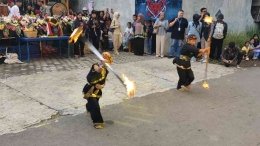Ketangkasan tongkat api dalam seni pencak silat. | Dokumen pribadi