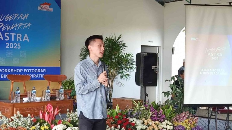 Bang Brian Dermawan, Saat Memberikan Motivasi Pada Peserta Kegiatan di Museum Srimulat, Bumiaji. (Foto : Yuswanto Raider)