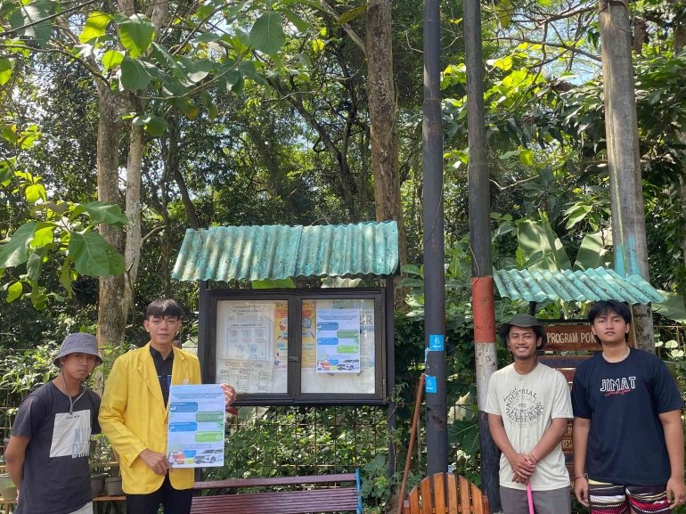 Foto Bersama Warga (Sumber: Dokrpi)