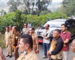 Bupati Ende bersama para Tokoh Muda, Asisten I Setda Ende, dan Camat Ende menuju lokasi penandatanganan Berita Acara Hibah di Worhopapa, Ende
